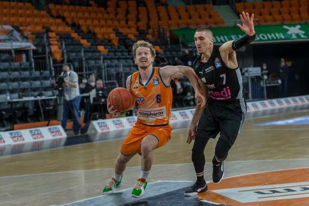 由攻守均衡 由攻守均衡